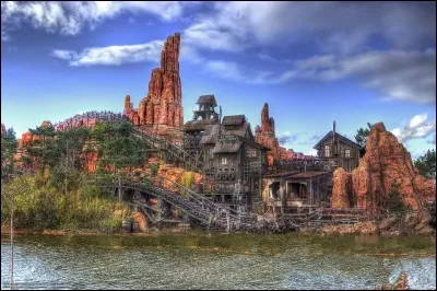 Comment s'appelle le land western du parc Disneyland ?