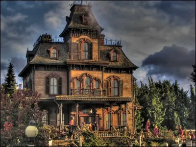 Quel est le nom de la famille possédant le manoir surplombant Frontierland ?