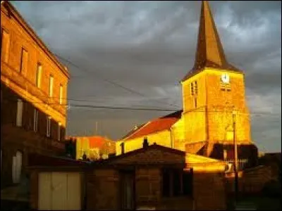 Nous profitons du coucher de soleil sur l'&eacute;glise Saint-Martin de Thonne-le-Thil. Village Meusien, il se situe dans l'ancienne r&eacute;gion ...