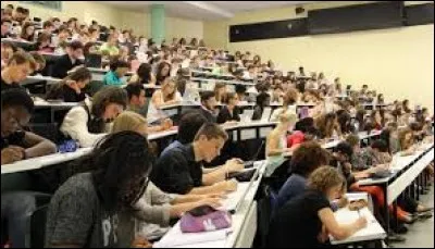 Rentrée difficile dans les universitées : les étudiants se battent souvent près des turnes.