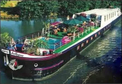 Il est devenu sédantaire : il prent des chambre au mois car il préfère laisser les péniches.