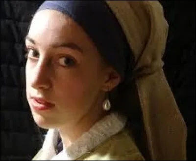 On dirait que cette jeune fille sort tout droit d'un tableau de...