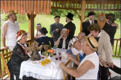 Ces figurants rejouent la scène d'un des tableaux les plus connus du peintre impressionniste français...