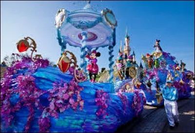 Quel est le nom de la première parade de Disneyland Paris ?