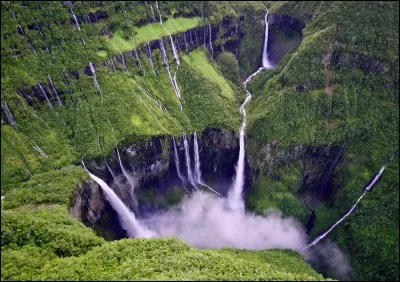 Le Trou de Fer est une dépression géologique du Piton des Neiges, située au nord-est de l'île de la Réunion.