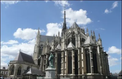 Quelle cathédrale possède la plus haute nef sous clef de voûte de France, s'élevant à près de 43 m ?