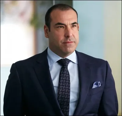 Quelle est l'activité préférée de Louis Litt, dans "Suits" ?