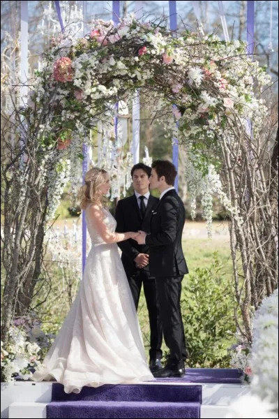 Qui a interrompue le discours de Damon lors du mariage de Caroline et Stefan ?