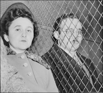 Julius et Ethel Rosenberg ont été condamnés pour avoir vendu des secrets atomiques à :