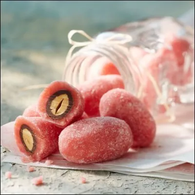 Quel est ce bonbon rose, pâte d'amande aromatisée à la framboise et au gingembre et armagnac, qui cache une amande grillée enrobée de chocolat noir ?