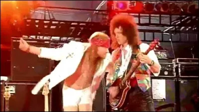 Avec quel chanteur Axl Rose chante-t-il "Bohemian Rhapsody" au Freddie Mercury Tribute en 1992 ?