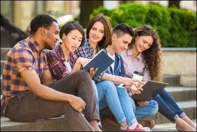 Sélectionne l'école où les élèves sont libres entre deux heures de cours.