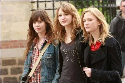 Qui sont les personnes a ct de Lola ?