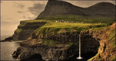 Parmi les endroits habités les plus isolés, on peut remarquer les îles suivantes ...