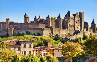 C'est un ensemble médiéval unique en Europe de par sa taille et son état de conservation. La cité est ceinturée de deux rangées de remparts et possède un château.