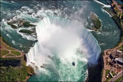 C'est un ensemble de trois chutes d'eau, situées à la frontière entre le Canada et les États-Unis, quoiqu'elles ne soient pas particulièrement hautes, elles sont très larges. Avec un débit de plus de 2 800 m3/s, elles sont les chutes les plus puissantes d'Amérique du Nord.