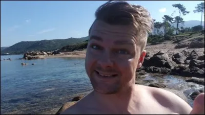 Est-ce que le papa fait des vidéos ?