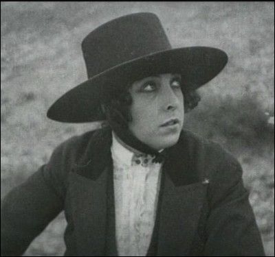 En 1922, Musidora, amoureuse, s'installe à Madrid avec le beau torero Antonio Cañero. Quels sont ses deux films tournés en Andalousie en tant qu'actrice et réalisatrice ?