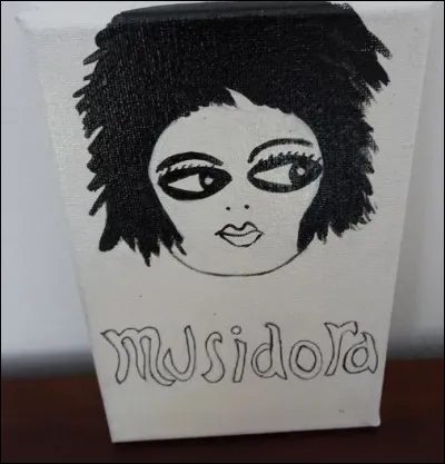 Egérie de Louis Feuillade, amie intime de Colette, Musidora chanteuse, danseuse de revues, actrice, peintre et réalisatrice a fasciné le monde artistique de l'époque. 
Quels poètes la baptisèrent « La dixième muse », en 1928, et lui dédièrent une pièce en un prologue et trois tableaux ?