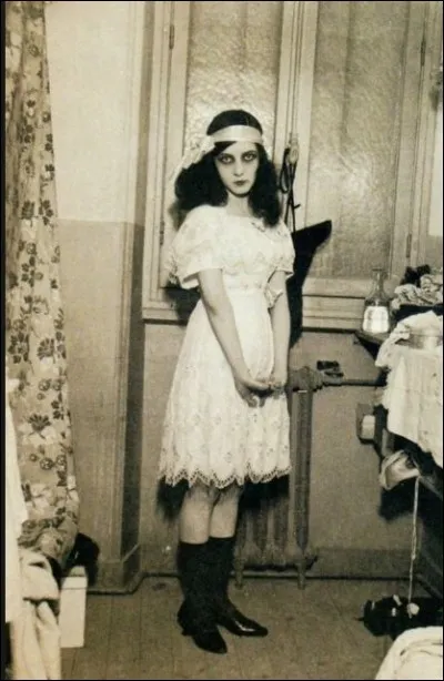 Jeune fille très douée, elle peint, écrit et s'exprime avec passion dans la danse et la comédie. 
Pourquoi opte-t-elle pour ce pseudonyme de Musidora ?