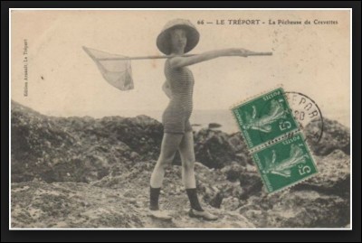 Une carte postale de 1910 atteste du passage de Musidora en Normandie au Tréport. Quel rôle a-t-elle voulu mettre en avant lors de cette prise de vue ?