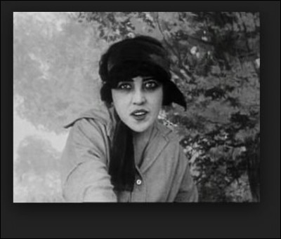 En février 1914, Musidora fait de modestes débuts aux "Folies Bergère" dans la Revue de l'Amour. Qui est ce tout jeune acteur français qui débute et qui joue à ses côtés ?