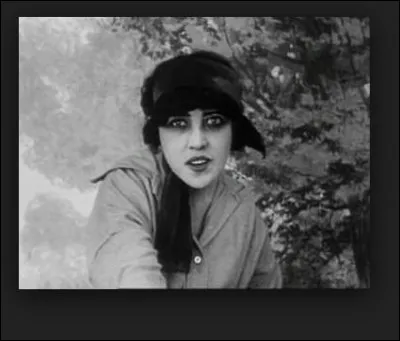 En février 1914, Musidora fait de modestes débuts aux "Folies Bergère" dans la Revue de l'Amour. 
Qui est ce tout jeune acteur français qui débute et qui joue à ses côtés ?