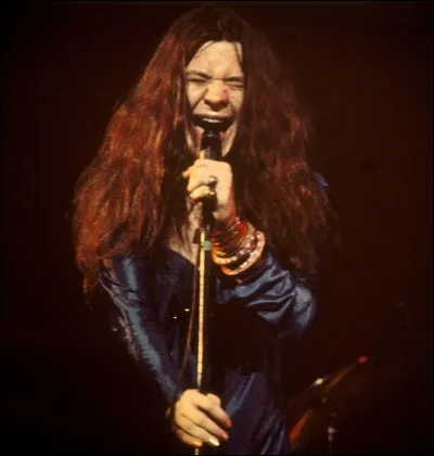 Sur qui Janis Joplin a-t-elle fracassé une bouteille de whisky ?