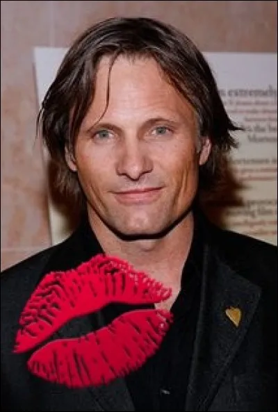 Qui Viggo Mortensen embrasse-t-il hors caméras lors du mariage de Sam ?