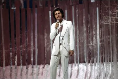 Station de pompage, il y a un garçon qui le sert.