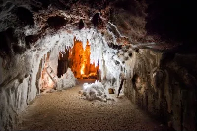 Mèche ou fusée employée pour la mise à feu d'une mine.