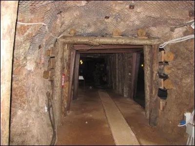 Garde la mine sournoise.