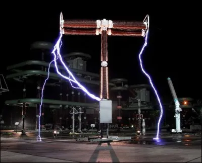 Continuons sur de la physique. Que se passe-t-il si deux bornes d'un générateur sont reliées par un circuit électrique en l'absence d'autres dipôles ?