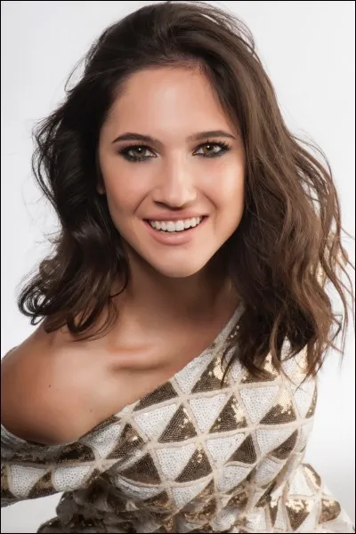 Est-elle chanteuse ou actrice ?