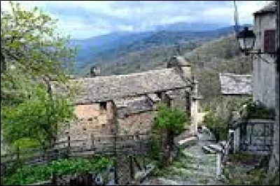 Nous partons maintenant sur l'île de Beauté, à Poggio-Marinaccio. Petit village de 32 habitants, dans l'arrondissement de Corte, il se trouve dans le département ..