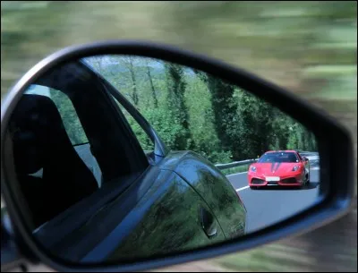 Quelle est l'appellation pour ce modèle de Ferrari visible dans le rétro ?