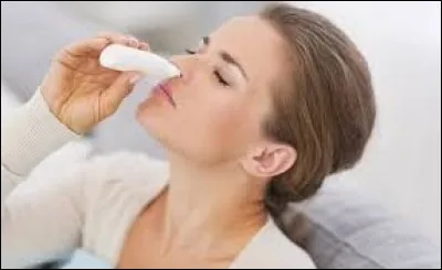 Les solutions salines en spray à utiliser en lavage nasal sont conseillés.