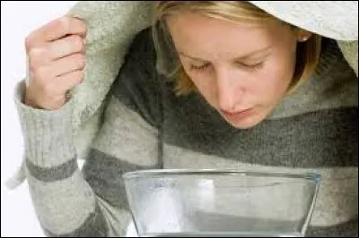 Faire des inhalations de vapeurs d'eau chaude avec des huiles essentielles est recommandée comme remède contre le rhume.