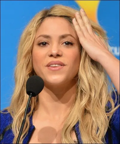 "Shakira est une chanteuse généreuse." se traduit :