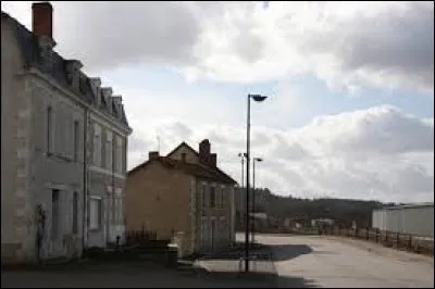 Je vous emmène en Nouvelle-Aquitaine, à Saillat-sur-Vienne. Commune de l'arrondissement de Rochechouart, elle se trouve dans le département ...