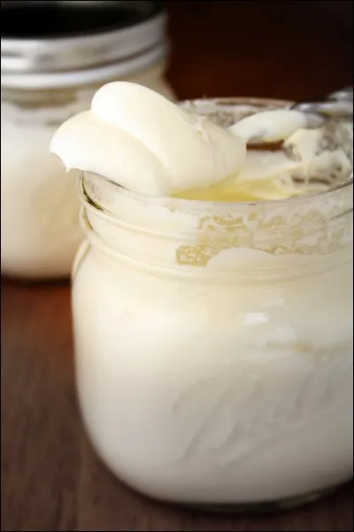 CRÈME FRAÎCHE - Une crème fraîche épaisse est plus grasse qu'une crème fraîche liquide.