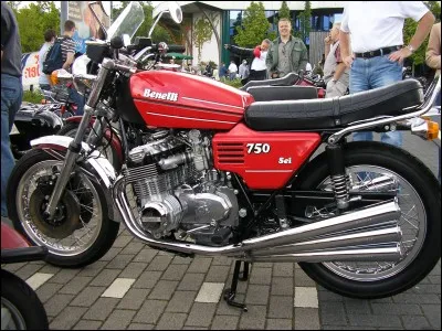 Combien de cylindres pour cette belle m&eacute;canique ?Benelli 750 Sei de 1976