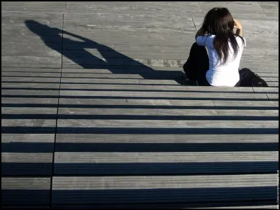 Si tu vois quelqu'un tout seul dans la cour de récréation ou dehors...