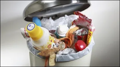 La poubelle de la maison est pleine, que fais-tu ?