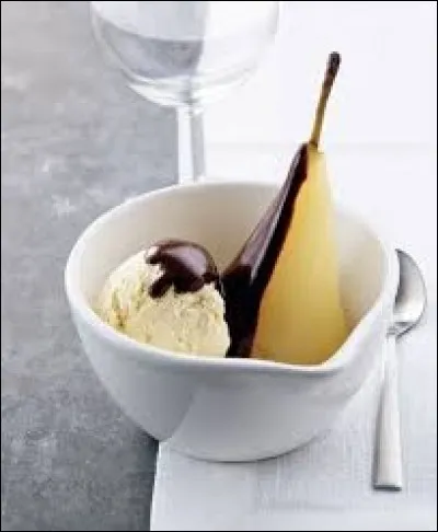 De quoi sont napp&eacute;es les poires poch&eacute;es dans le dessert Poire Belle H&eacute;l&egrave;ne ?