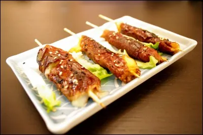 Comment nomme-t-on ces brochettes typiquement japonaises ?