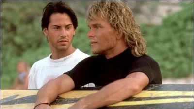 En 2005, quel personnage interprété par Jean Dujardin voue un culte au film "Point Break" ?