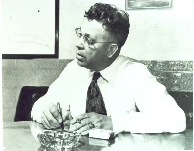 Quel appareil, mis au point par Percy Spencer, cuit les aliments en agitant leurs molécules d'eau ?