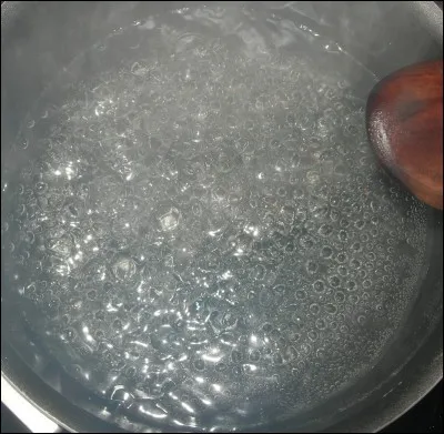 À quelle température l'eau entre-t-elle en ébullition ?