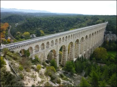 Dans quelle ville a-t-on créé le premier aqueduc ?